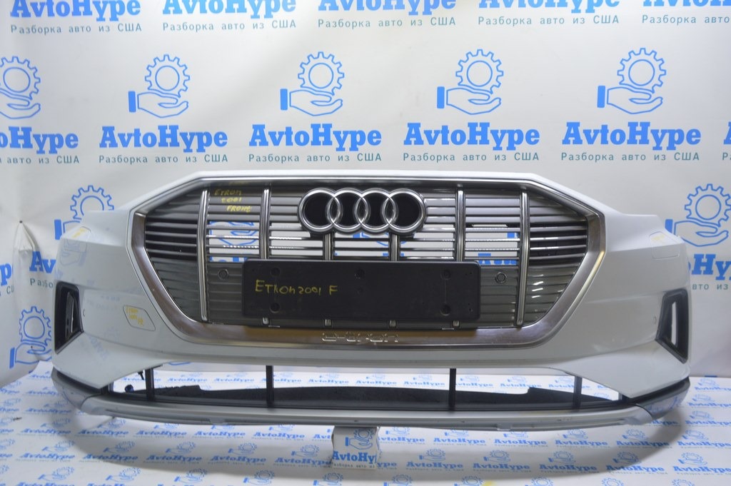 Бампер передний в сборе Audi E-Tron (Q8) GEN 18-23  (01) белый, с решеткой