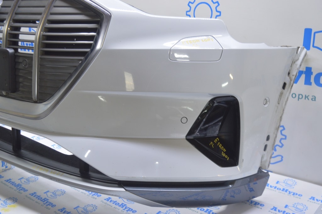 Бампер передний в сборе Audi E-Tron (Q8) GEN 18-23  (01) белый, с решеткой — фото 2