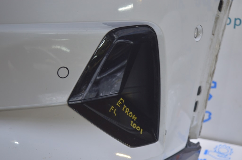 Бампер передний в сборе Audi E-Tron (Q8) GEN 18-23  (01) белый, с решеткой — фото 3