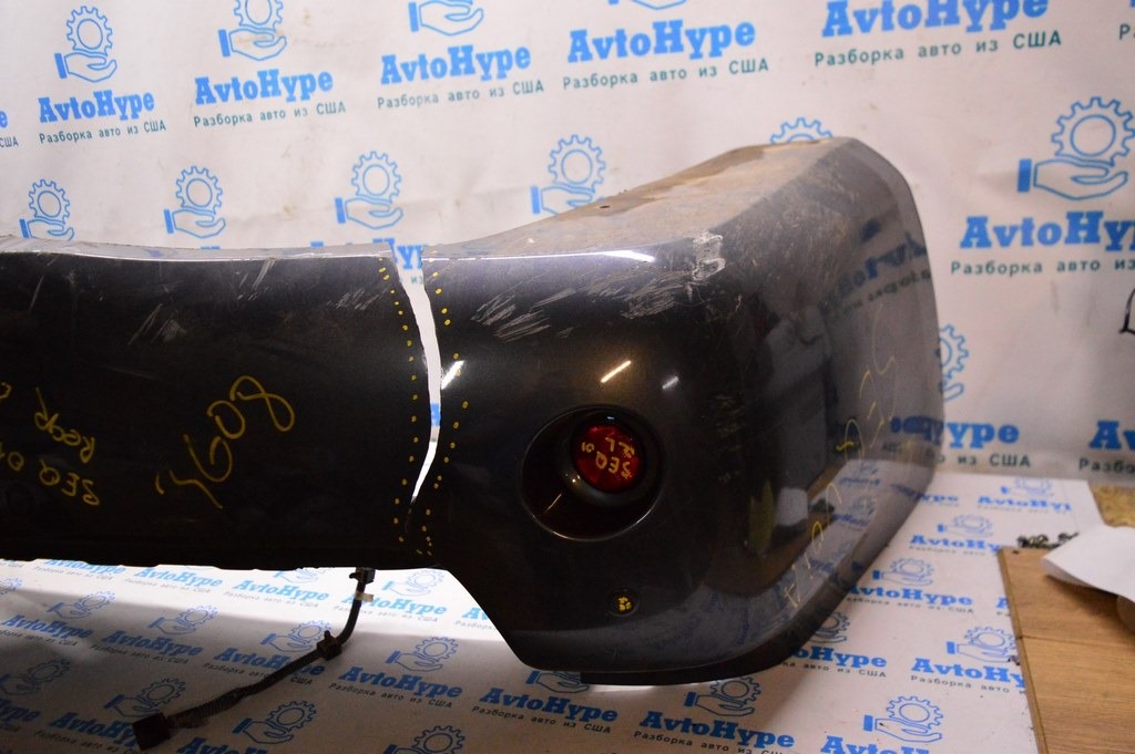 Бампер задний голый Toyota Sequoia 2008-2022 (01) цвет графит 1F9 треснут — фото 3