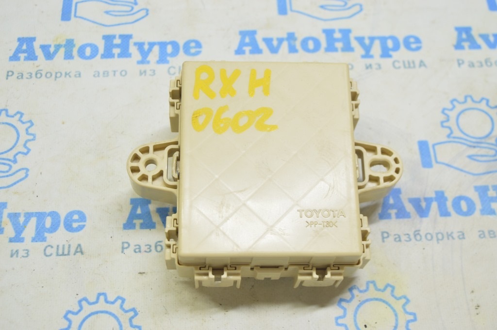 Блок предохранителей багажника Lexus RX400h 04-09