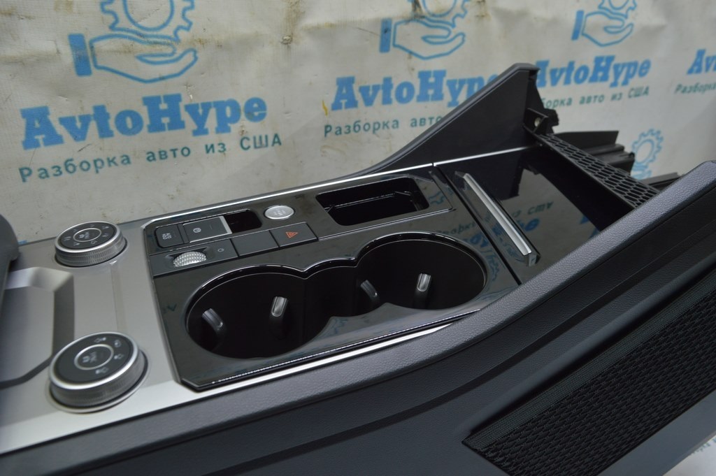 Бокс центральной консоли VW Touareg 18- черн, передний