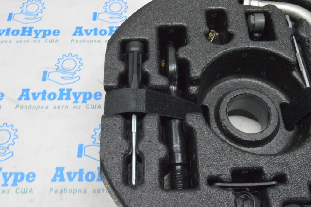 Буксировочный крюк Audi A3 8V 15-20