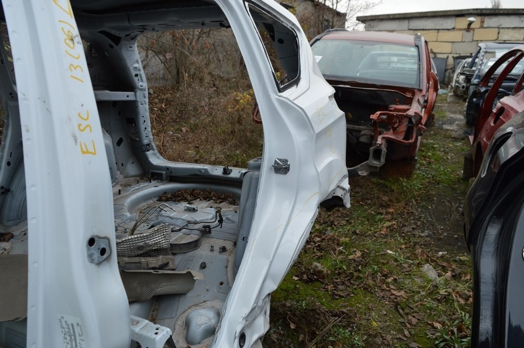 Четверть крыло задняя левая Ford Escape MK3 13-белый цвет UZ(06) деф. замят низ порога 6/10 — фото 3