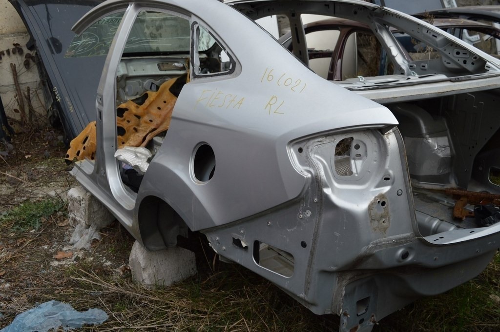 Четверть крыло задняя левая Ford Fiesta 11-19  серебро цвет ux (02) только окуляр