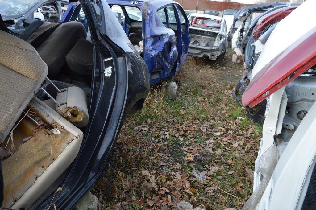 Четверть крыло задняя левая Nissan Leaf 13-17 (01) черная примятости