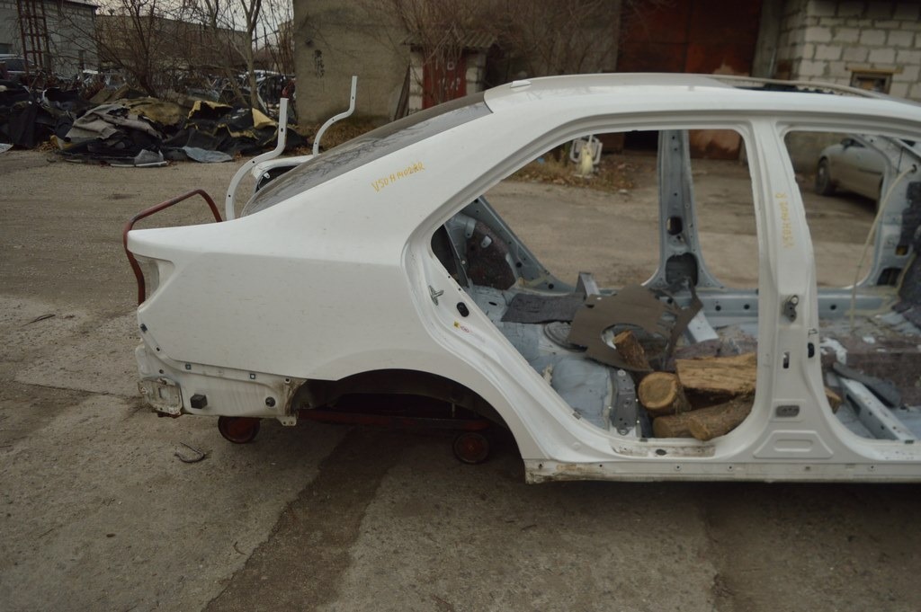 Четверть крыло задняя правая Toyota Camry v50 12-14 usa\euro белая (02) примят порог