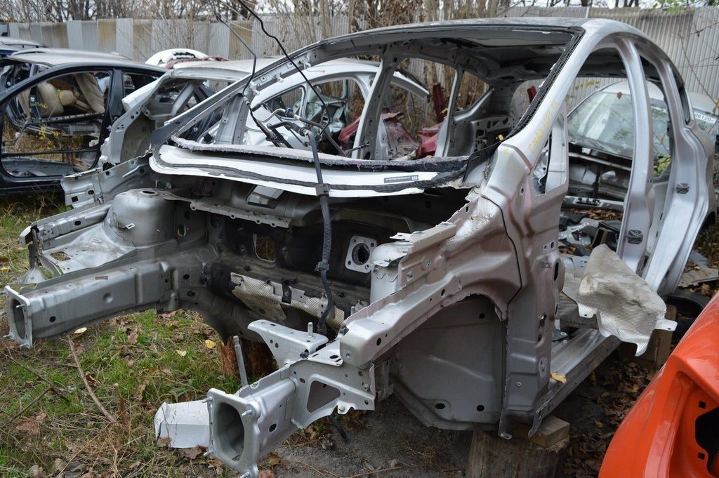 Четверть передняя левая Ford C-max MK2 13- (01) цвет UX