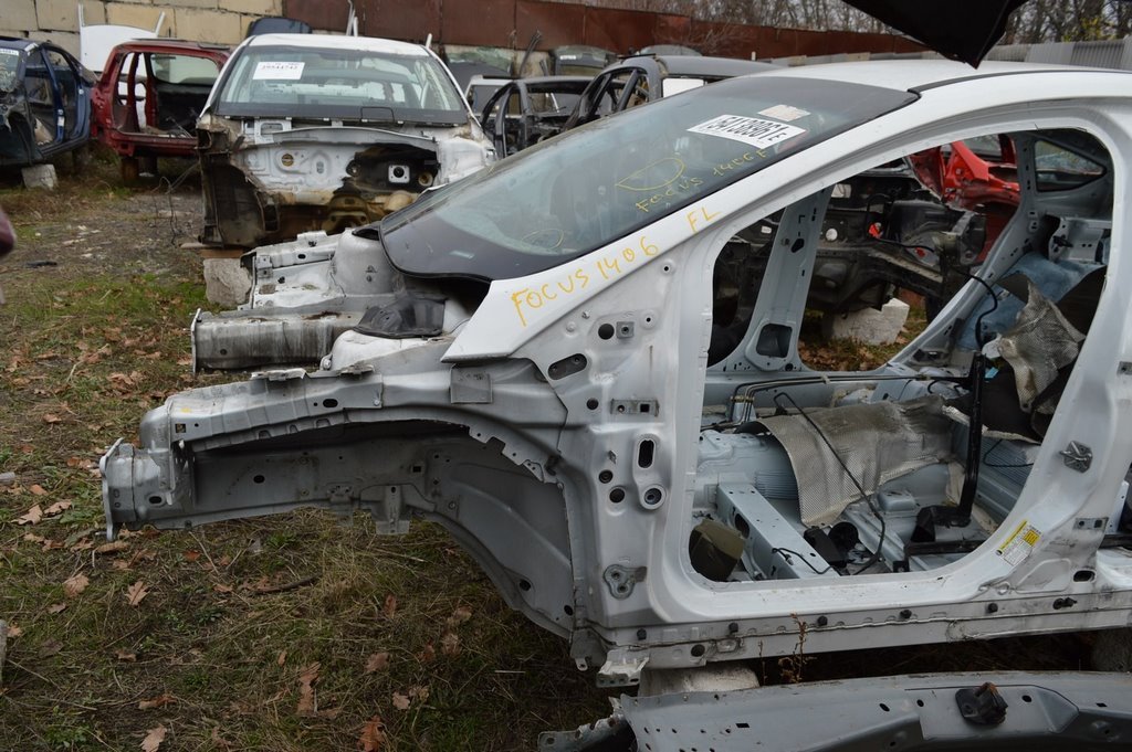 Четверть передняя левая Ford Focus mk3 11-18 (06) белый цвет YZ