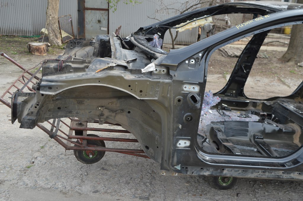 Четверть передняя левая Ford Fusion mk5 13- (06) черная отрезана