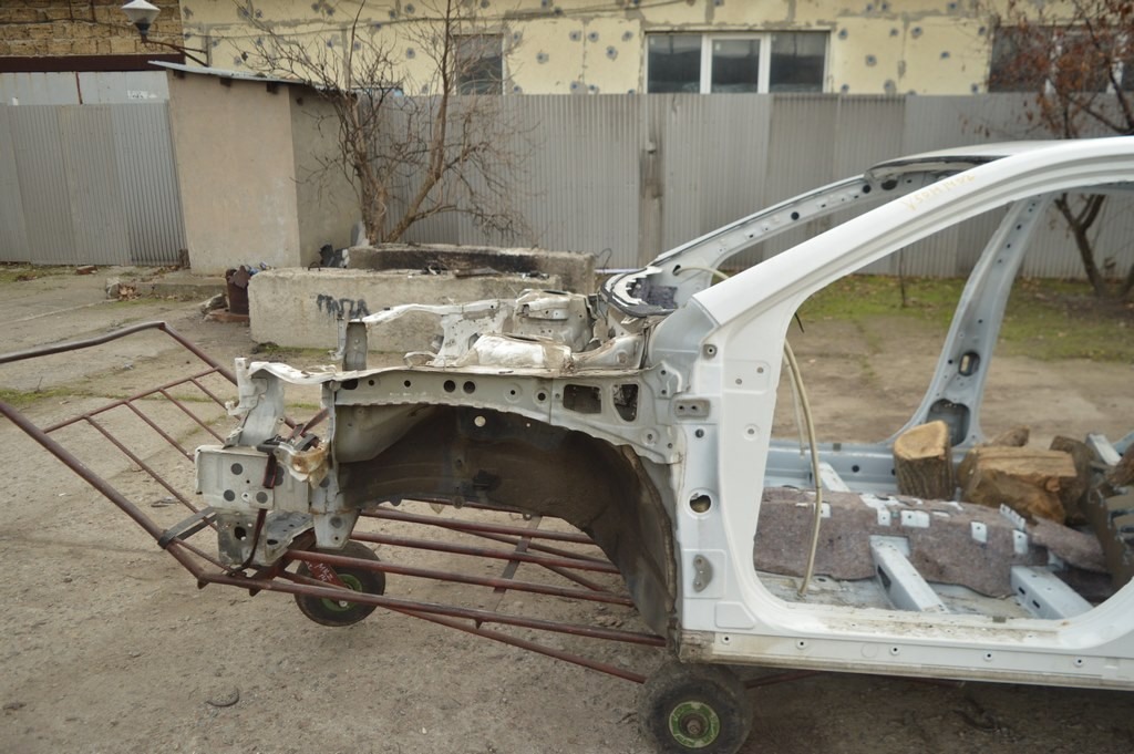 Четверть передняя левая Toyota Camry v50 12-14 белая (02) деф.складка возле стакана