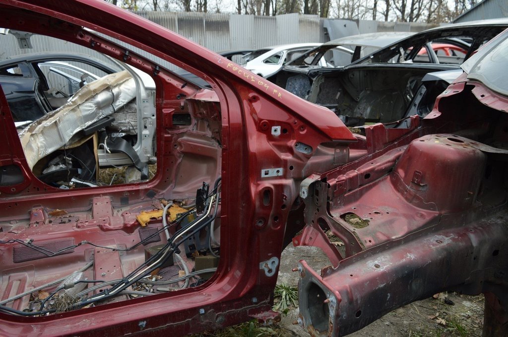 Четверть передняя правая Ford Focus mk3 11-18 (04) бордовая