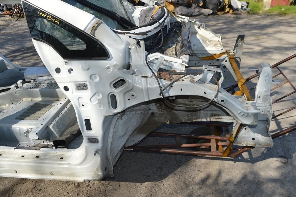 Четверть передняя правая Nissan Leaf 18-22 (01) белая на кузове немного прижата сверху — фото 2