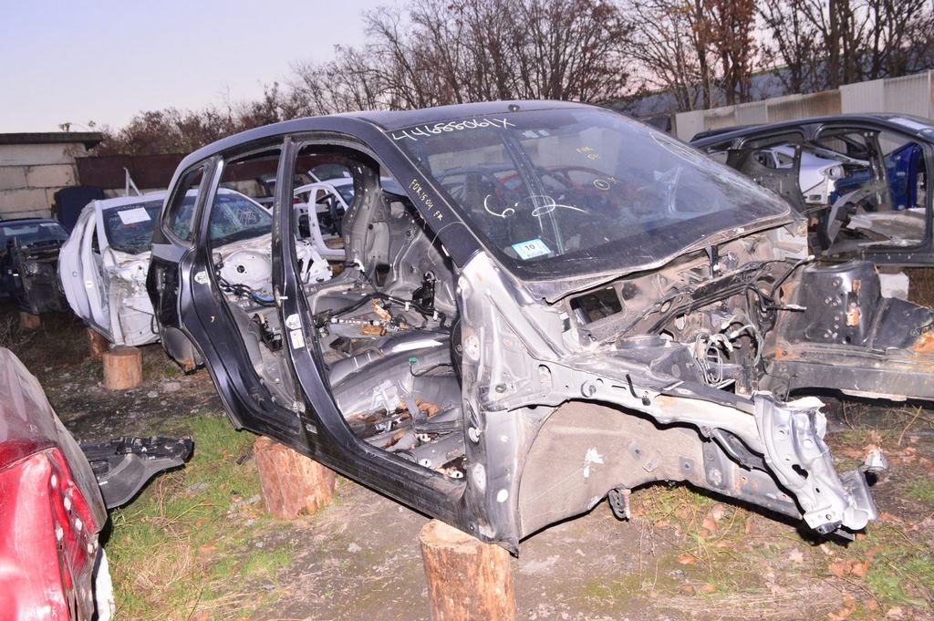 Четверть передняя правая Subaru Forester 14-18 SJ (03) черн.деф,ТОЛЬКО СТОЙКА,СТАКАН,ПИСТОЛЕТ