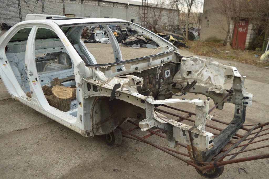 Четверть передняя правая Toyota Camry v50 12-14 белая (02)