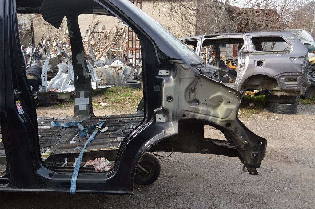 Четверть передняя правая VW Multivan T5 09-15 (01) черная