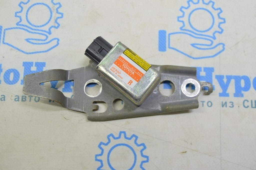 Датчик подушки безопасности боковой правый Lexus GS300 GS350 GS430 GS450h 06-11