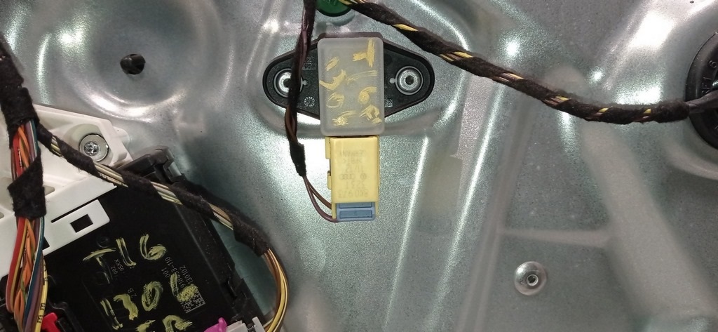 Датчик подушки безопасности дверь прав VW Tiguan 09-17 8K0973323T