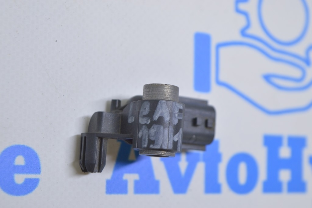 Датчик подушки безопасности на телевизоре Nissan Leaf 18- — фото 2