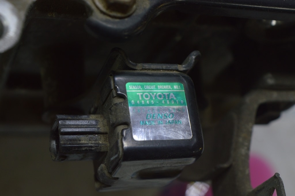Датчик удара Lexus RX400h 06-09