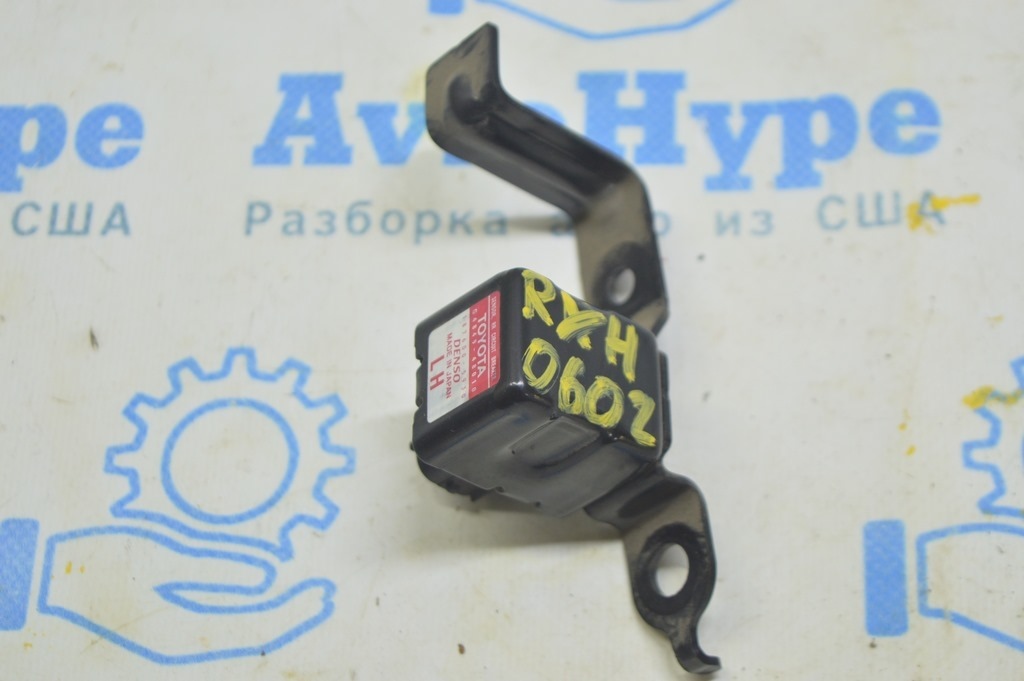 Датчик удара в багажнике левый Lexus RX300 RX330 RX350 RX400h 04-09