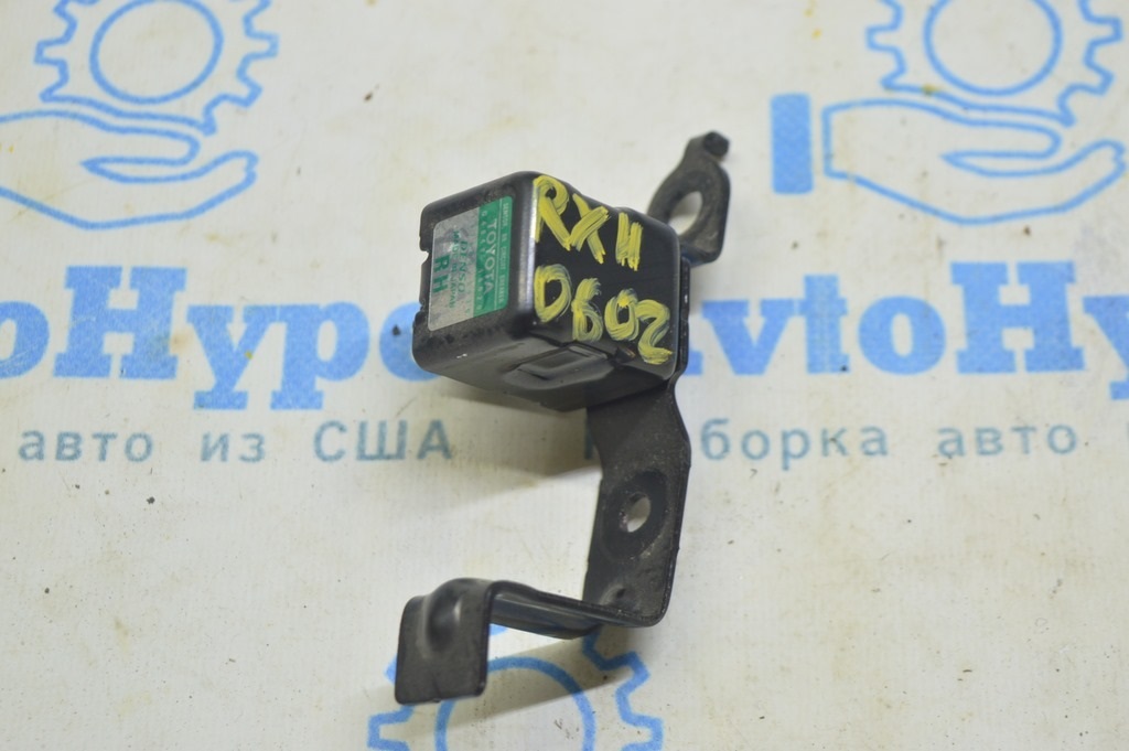 Датчик удара в багажнике правый Lexus RX300 RX330 RX350 RX400h 04-09