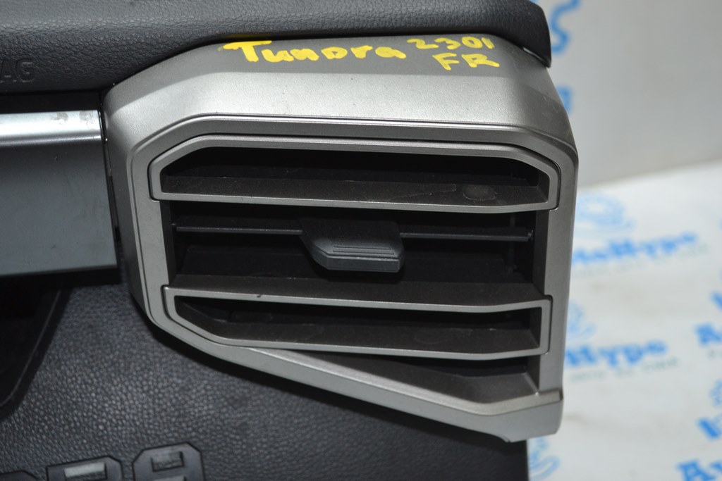 Дефлектор воздуховода перед панели правый Toyota Tundra 22-