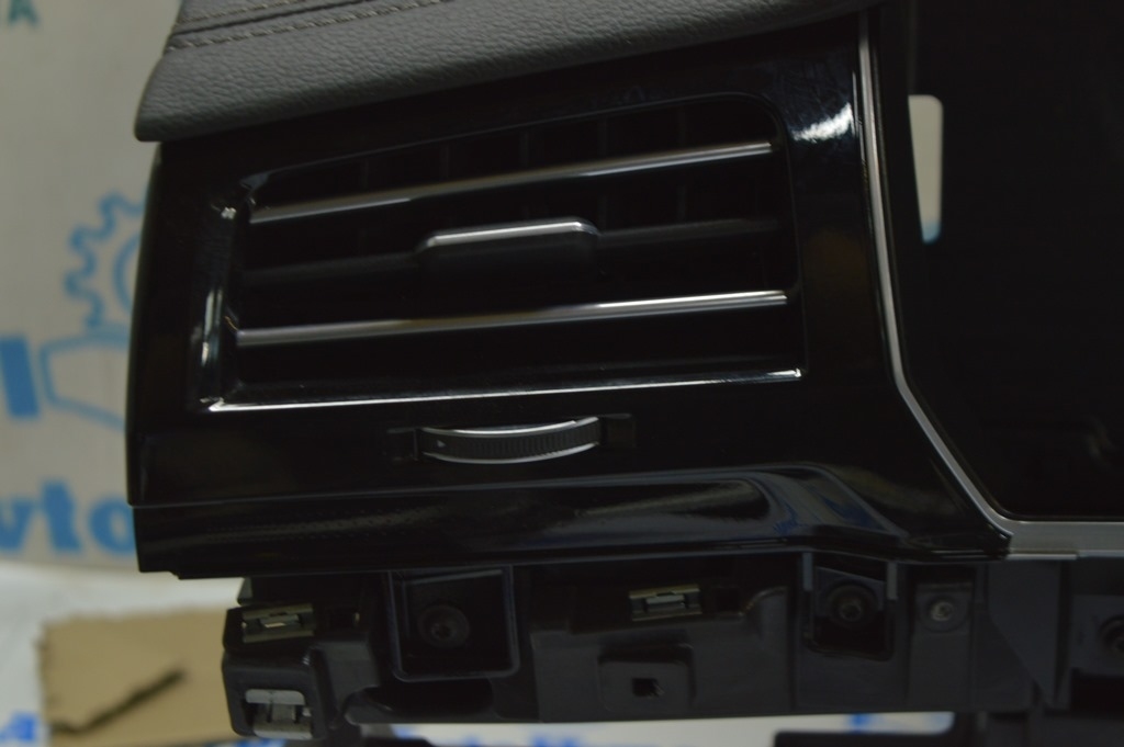 Дефлектор воздуховода передней панели левый VW Touareg 18- черн
