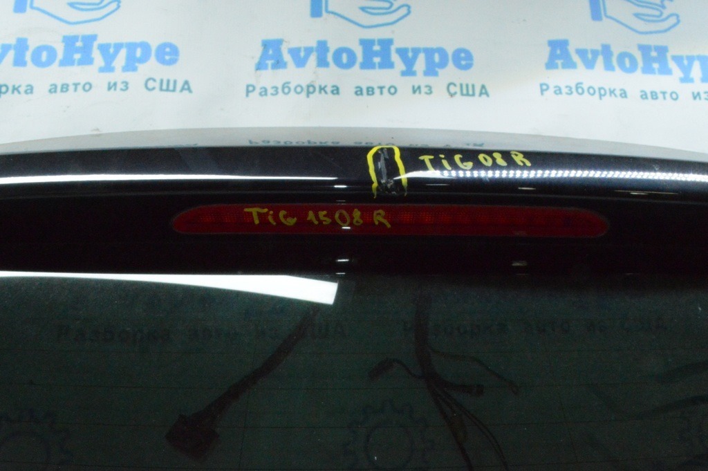 Дверь багажника голая VW Tiguan 09-17 (08) черный цвет царапина на спойлере — фото 3