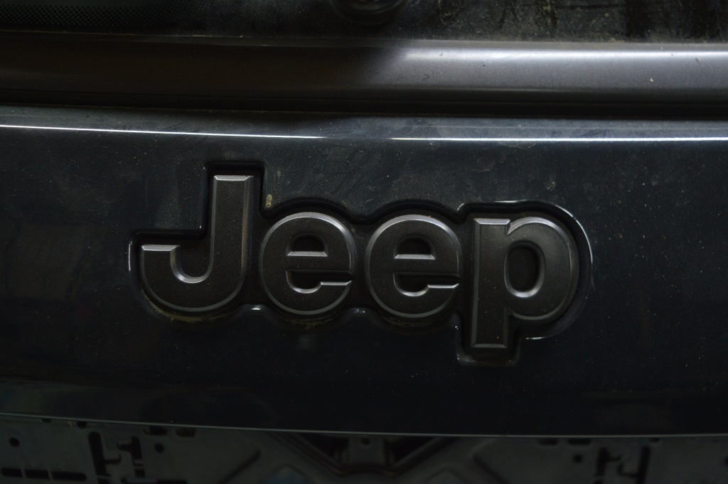 Эмблема двери багажника Jeep Compass 17- серая