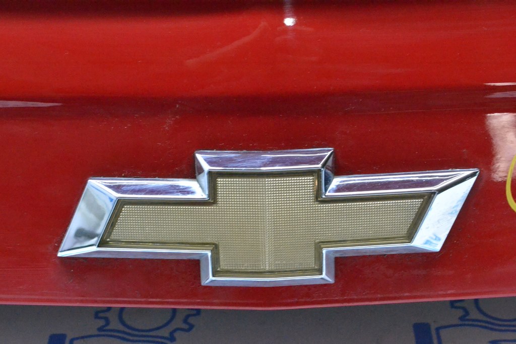 Эмблема крышки багажника Chevrolet Camaro 10-15