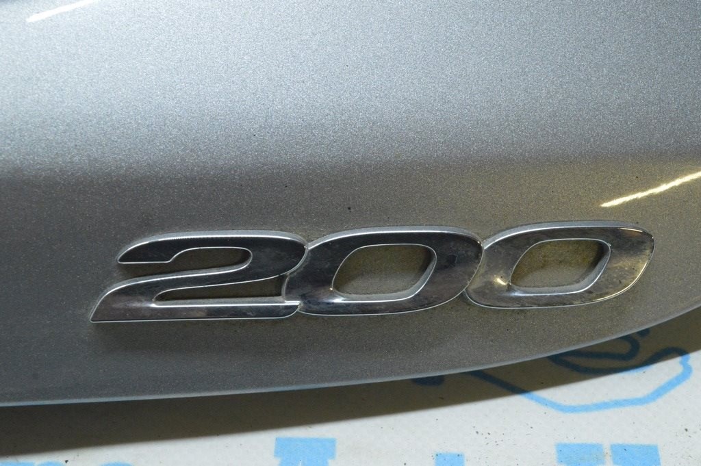 Эмблема надпись 200 крышки багажника Chrysler 200 15-17