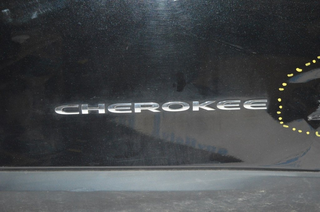 Эмблема надпись Cherokee перед прав Jeep Cherokee KL 14-