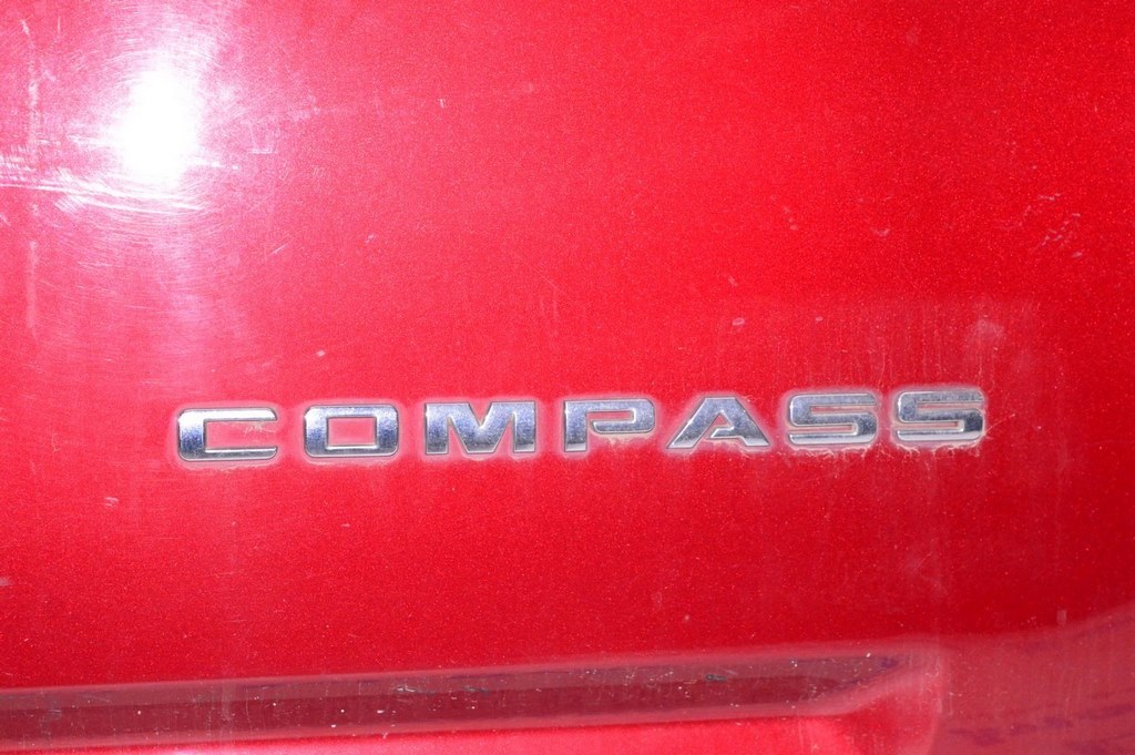 Эмблема надпись Compass передняя прав Jeep Compass 11-16
