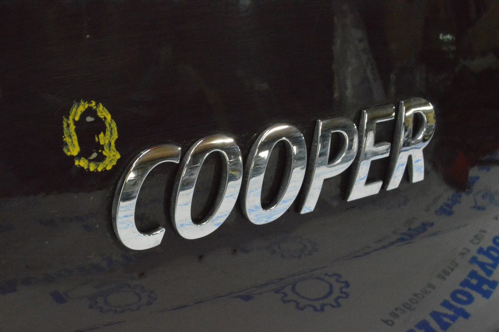 Эмблема надпись COOPER двери багажника Mini Cooper Clubman 16-22