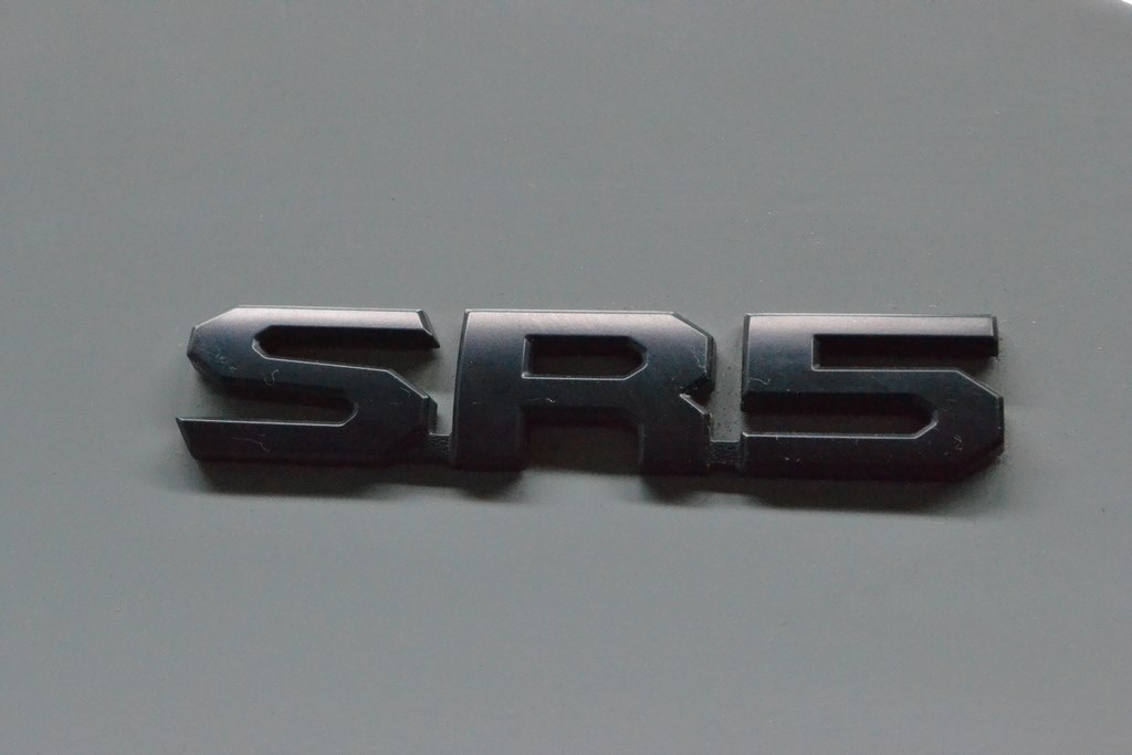 Эмблема надпись двери "SR5" зад прав Toyota Tundra 22-