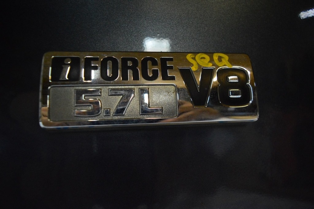 Эмблема-надпись "V8 5.7 iForce" двери багажника Toyota Sequoia 2008-2022
