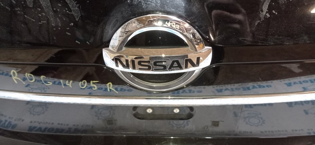 Эмблема NISSAN двери багажника Nissan Rogue 14-