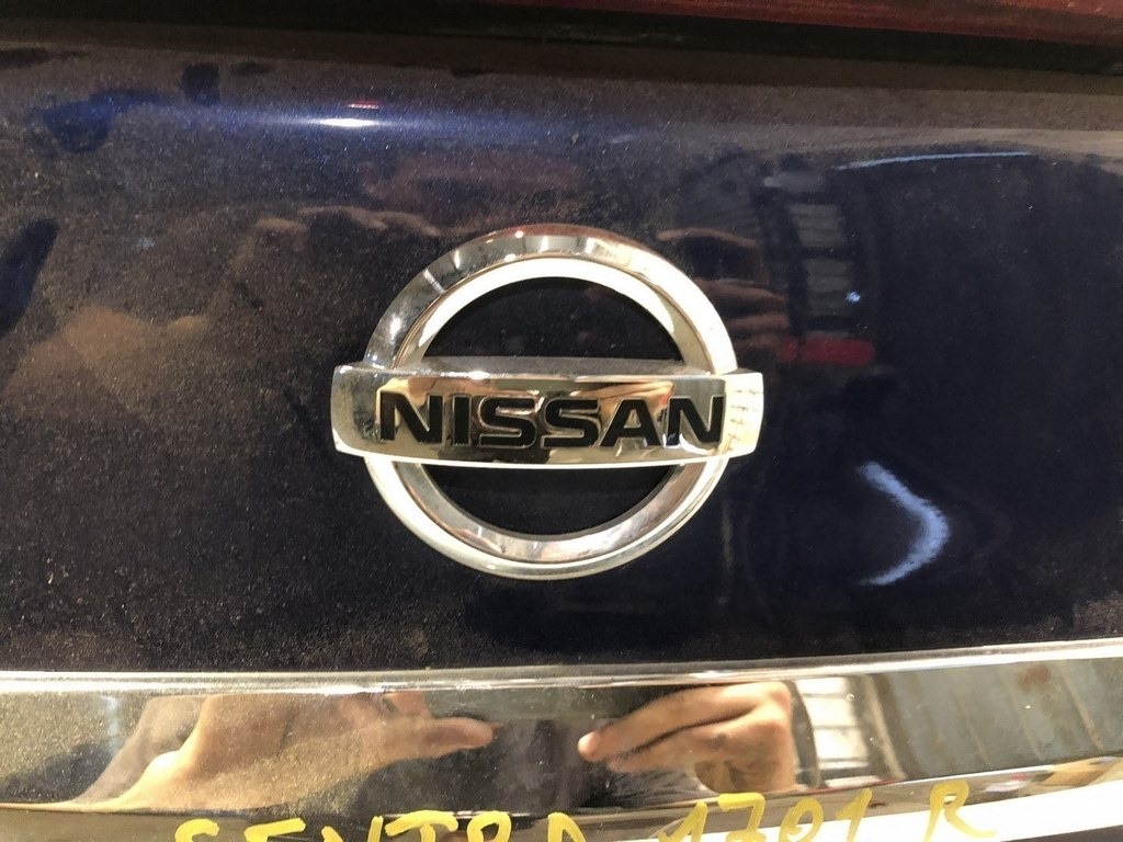 Эмблема Nissan крышки багажника Nissan Sentra 13-19