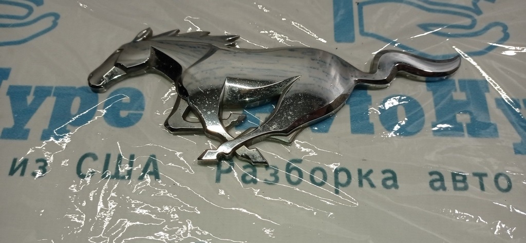 Эмблема передняя Ford Mustang mk6 15-17 деф.креплений (реализация) С.