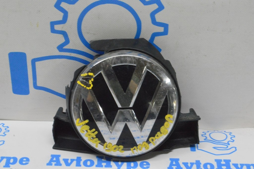 Эмблема передняя VW Jetta 19- под дистроник (02) трещины на стекле