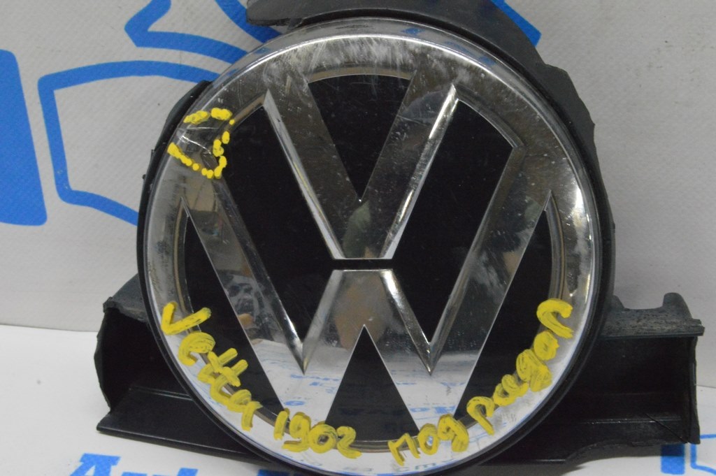Эмблема передняя VW Jetta 19- под дистроник (02) трещины на стекле — фото 3