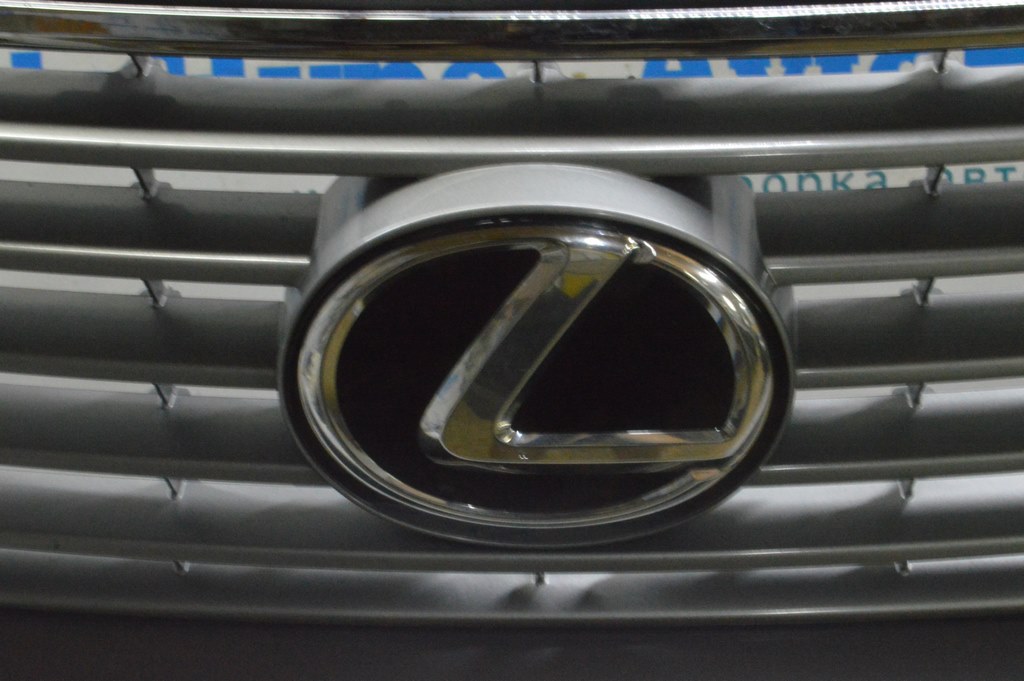 Эмблема решетки радиатора grill Lexus RX350 10-15 черная стекло