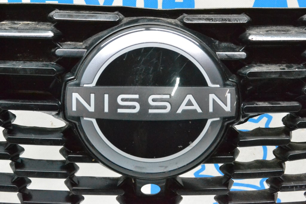 Эмблема решетки радиатора Nissan Qashqai 21- (01)