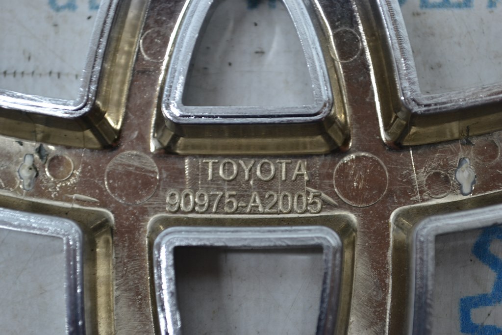 Эмблема решетки радиатора Toyota Tundra 22- — фото 3
