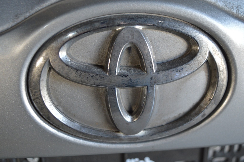 Эмблема TOYOTA двери багажника Toyota Highlander 14-19