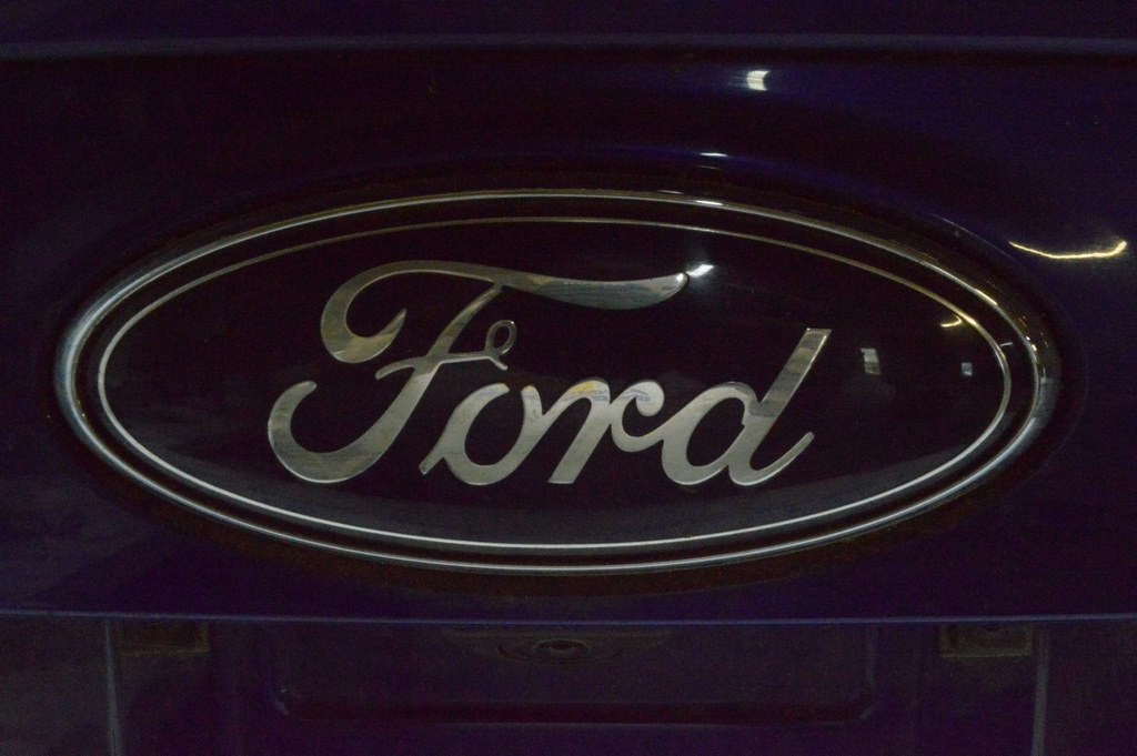 Эмблема значок крышки багажника Ford Escape MK3 13- — фото 2