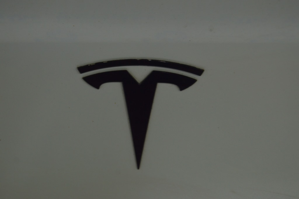 Эмблема значок T крышки багажника Tesla Model 3 18- черная
