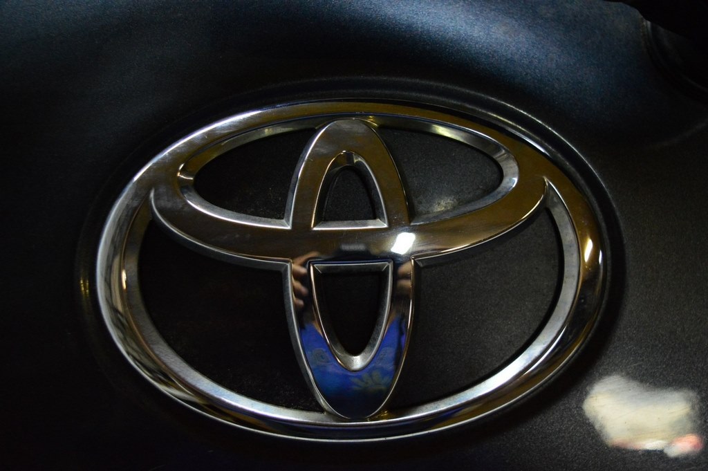 Эмблема-знак "Toyota" двери багажника Toyota Sequoia 2008-2022