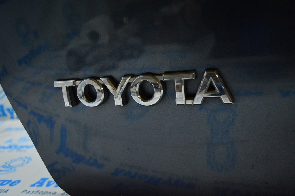 Эмблема-знак "Toyota" двери багажника Toyota Sequoia 2008-2022 — фото 2